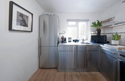 Hammersmith Broadway Apartment | Designer apartment in West London with free private parking