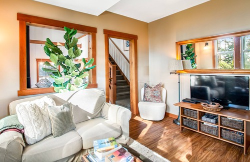 Eastsound House | Designer cottage with bay views & washer/dryer - walk to village hot spots