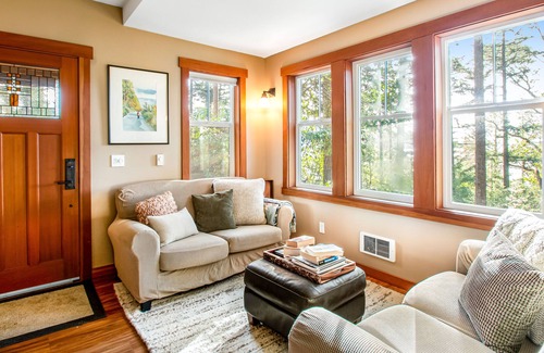 Eastsound House | Designer cottage with bay views & washer/dryer - walk to village hot spots