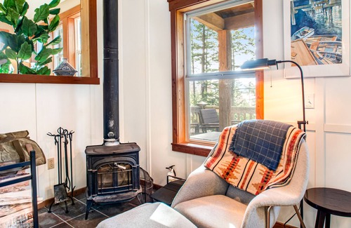 Eastsound House | Designer cottage with bay views & washer/dryer - walk to village hot spots