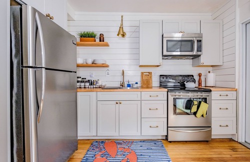 West End House | Designer decorated in an amazing central location w/rooftop deck!