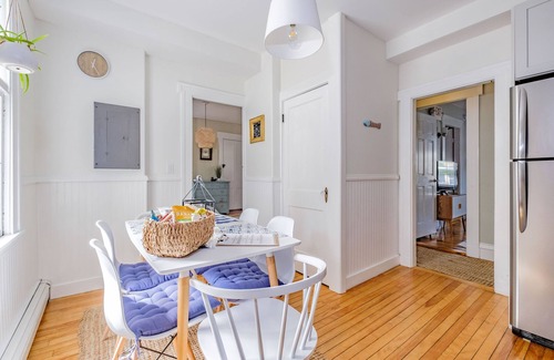 West End House | Designer decorated in an amazing central location w/rooftop deck!
