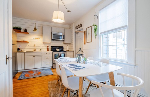 West End House | Designer decorated in an amazing central location w/rooftop deck!