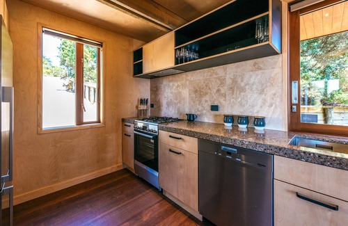 Waiheke Island House | Designer living with stunning views across the bay, a spa and coast walks.