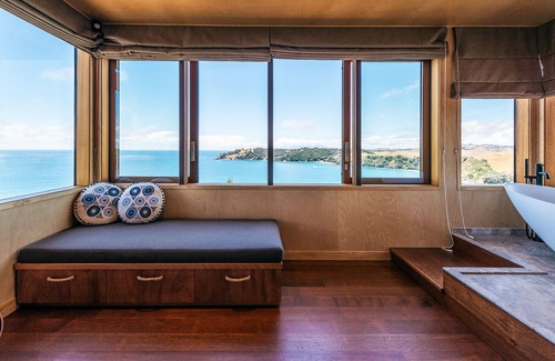 Waiheke Island House | Designer living with stunning views across the bay, a spa and coast walks.
