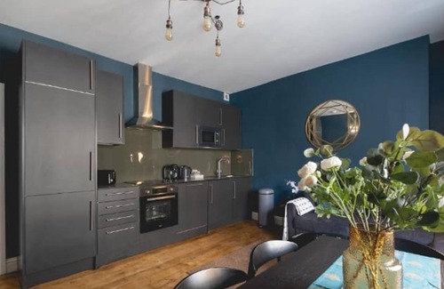 Hove Apartment | Designer Retreat 5 Location Balcony Parking