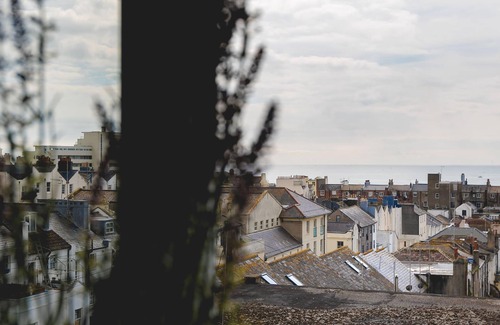 Hove Apartment | Designer Retreat 5 Location Balcony Parking