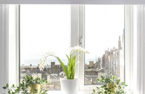Hove Apartment | Designer Retreat 5 Location Balcony Parking