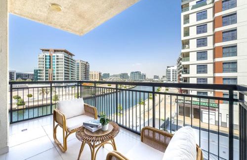 Al Raha Beach Apartment | Designer's Finishing - Rooftop Pools - Modern Oasis - Family Heaven - Full Canal Views - Sunset Raha Views - 2 min walk from Space42 Arena