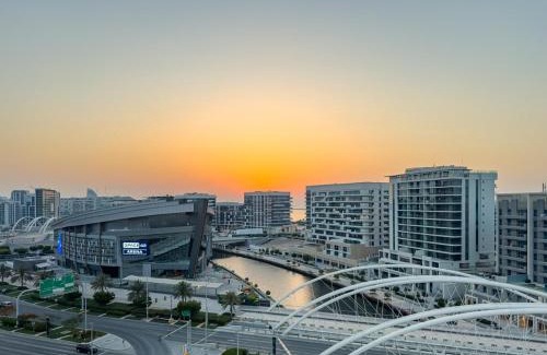 Al Raha Beach Apartment | Designer's Finishing - Rooftop Pools - Modern Oasis - Family Heaven - Full Canal Views - Sunset Raha Views - 2 min walk from Space42 Arena