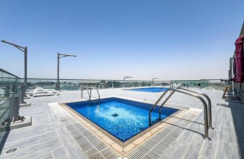 Al Raha Beach Apartment | Designer's Finishing - Rooftop Pools - Modern Oasis - Family Heaven - Full Canal Views - Sunset Raha Views - 2 min walk from Space42 Arena
