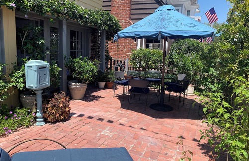 Balboa Island Cottage | Designer's Historic Cottage Steps to South Bayfront & Near Shops