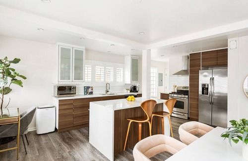 North Admiral House | Designer's loft w Spectacular city views, fireplace, Home Theater & outdoor BBQ