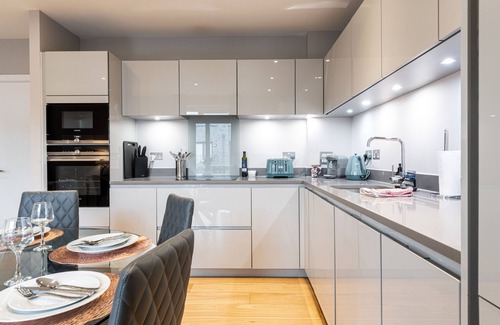 Northcote Apartment | Designer Short Let - Family friendly with playground on site!