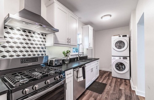 Historic Old Northeast Apartment | Designer Sun Filled Condo - Walk to Town