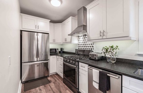Historic Old Northeast Apartment | Designer Sun Filled Condo - Walk to Town