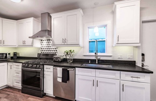 Historic Old Northeast Apartment | Designer Sun Filled Condo - Walk to Town