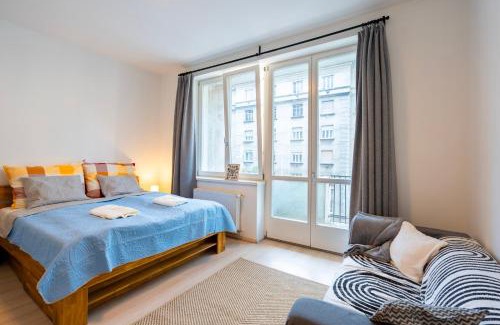 Orszagut Apartment | Designer Vintage Home near Castle District