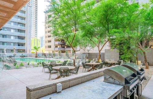 Evans Churchill Apartment | Desirable 2BD - Central DT, Gym, Pool, Parking Sleep8