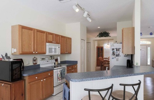 Regency Oaks House | Desirable 3BR lakefront pool home in Palmetto - Cranes Galore