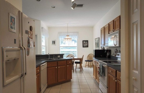 Regency Oaks House | Desirable 3BR lakefront pool home in Palmetto - Cranes Galore