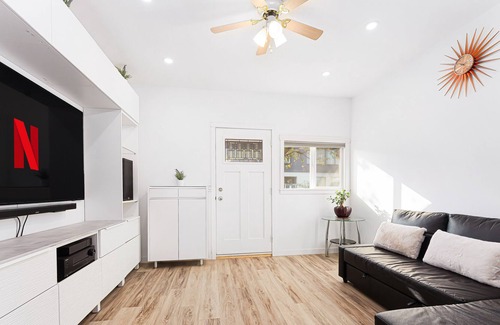 Grandview-Woodland House | Desirable Private 2 bedroom Suite near Downtown