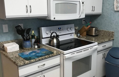 Destin Condo | Destin Gulfgate 401 -XLG 2 BR -Sleeps 8 -Beach Front - End Unit