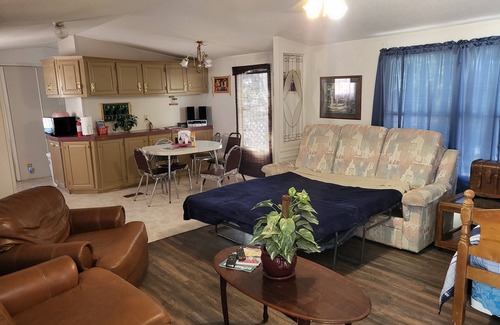 Truth or Consequences House | Destination Getaway Cozy King Master 2 br 2 ba sleeps 8 quiet area-Pet Friendly!