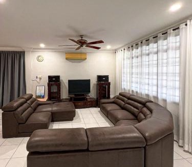 Richmond Hill House | Destiny Guesthouse Kuching Near Airport 4pm checkout