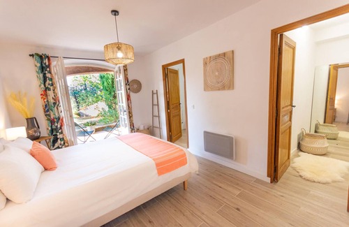 Aups Other | Detached 200m2, 5 bedroom Mas, heated pool 15 x 5m, air con, 5000m2 gardens