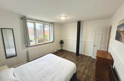 Runnymede House | Detached 4Beds - Windsor Heathrow & London Access