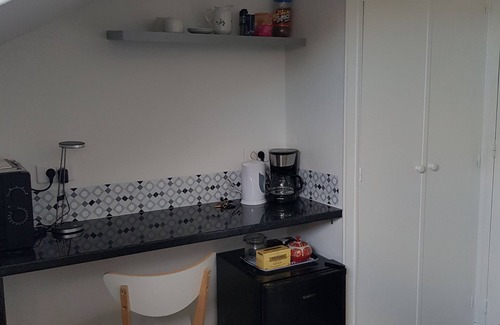 Beaute Baltard Apartment | Detached attic room in secure building near RER A station