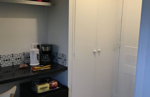 Beaute Baltard Apartment | Detached attic room in secure building near RER A station