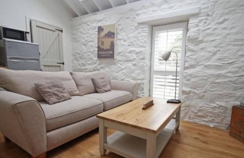 Longrock House | Detached comfortable granite cottage, 5 minute walk to the beach - Dogs Welcome