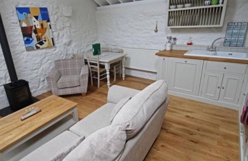 Longrock House | Detached comfortable granite cottage, 5 minute walk to the beach - Dogs Welcome