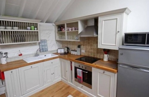 Longrock House | Detached comfortable granite cottage, 5 minute walk to the beach - Dogs Welcome