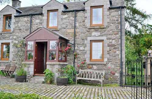 Perth Cottage | Detached cottage for 4 nestling on the banks of the River Tay only 6 miles east of Perth.