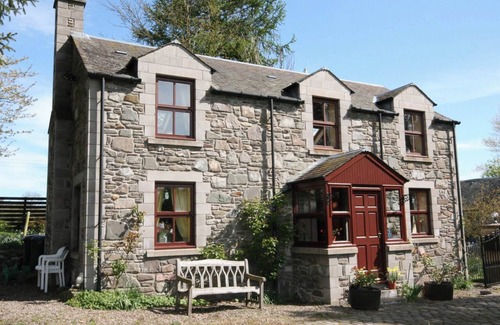 Perth Cottage | Detached cottage for 4 nestling on the banks of the River Tay only 6 miles east of Perth.