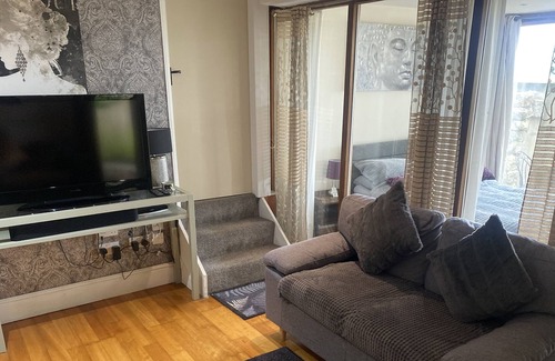Leeds Cottage | Detached cottage . Private drive gate property /dog friendly