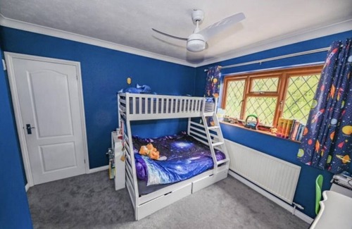 Waterlooville House | Detached Executive 5 bedroom Home 6 miles to Historic Portsmouth Sleeps 10.
