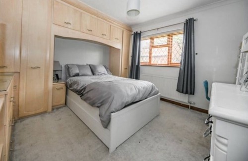 Waterlooville House | Detached Executive 5 bedroom Home 6 miles to Historic Portsmouth Sleeps 10.