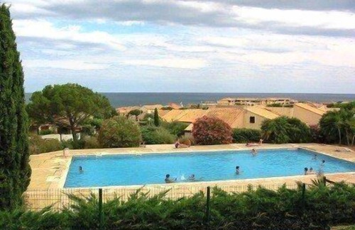 Saint-Pierre-la-Mer House | Detached house with terrace and small garden