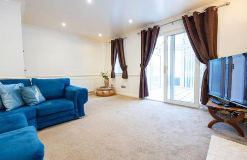 Stockport House | Detached Home in Greater Manchester with Free Parking