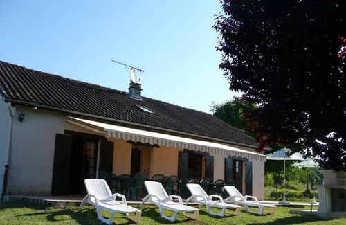Sainte-Nathalene House | , detached house, heated and secure swimming pool, for 15 people