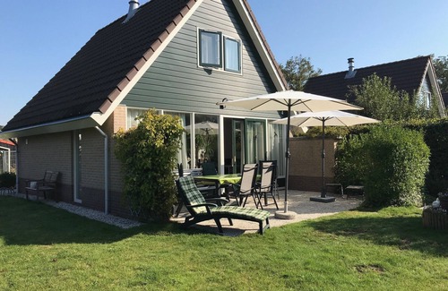 Sint Maarten House | Detached house in a holiday park with a fishing lake