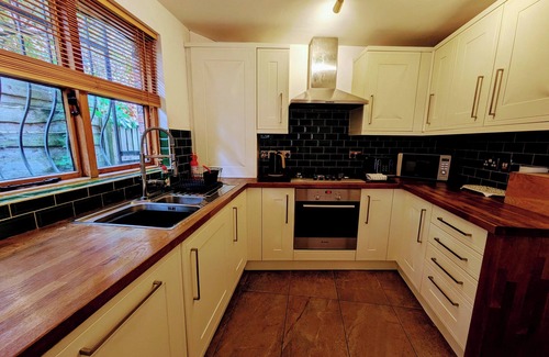 Manchester Cottage | Detached house in Whalley Range with gated parking, close to city centre