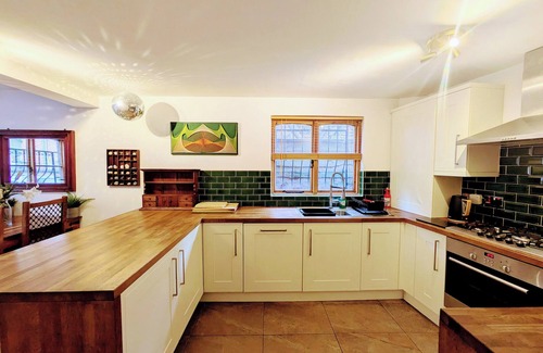 Manchester Cottage | Detached house in Whalley Range with gated parking, close to city centre
