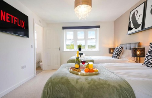Northampton House | Detached House with Free Parking, Super-Fast Wifi and Smart TV with Netflix by Yoko Property