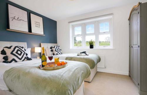 Northampton House | Detached House with Free Parking, Super-Fast Wifi and Smart TV with Netflix by Yoko Property