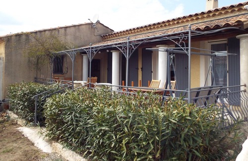 Mallemort Villa | Detached house with swimming pool for 8 people in a housing estate